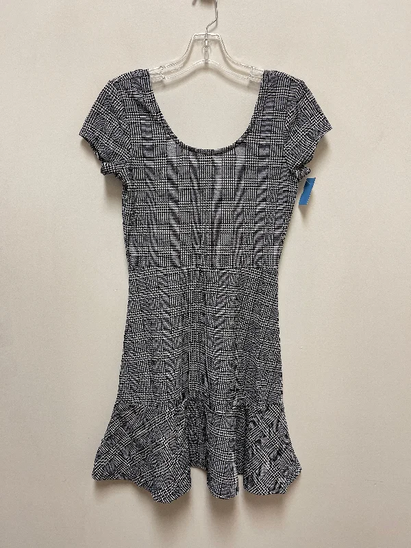Great Deals Dress Casual Short By Clothes Mentor In Black & White, Size: M
